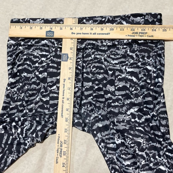 Fabletics Black and White Abstract Leggings - Picture 2 of 8